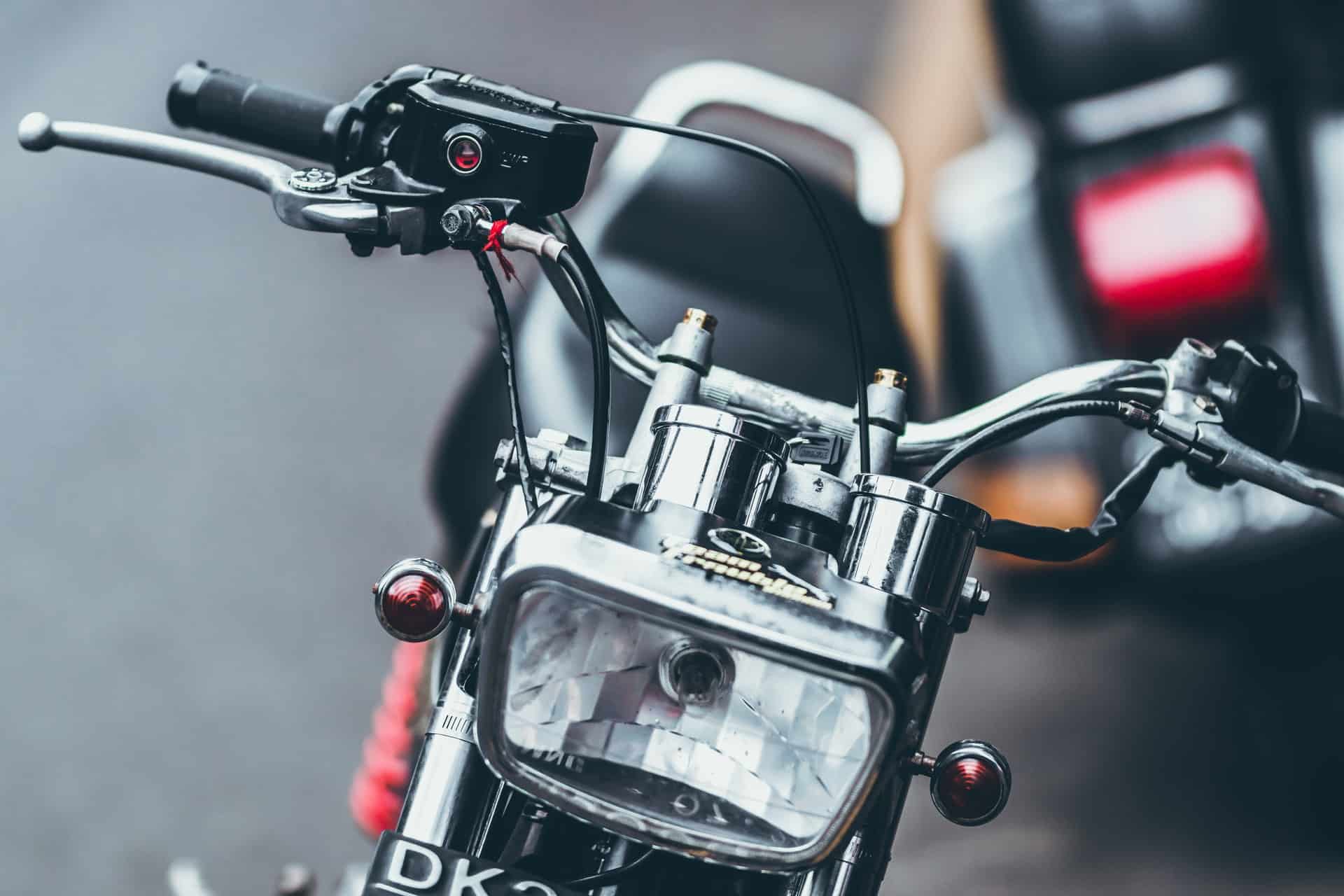 Hamowanie motocyklem na początku sezonu – w jaki sposób?