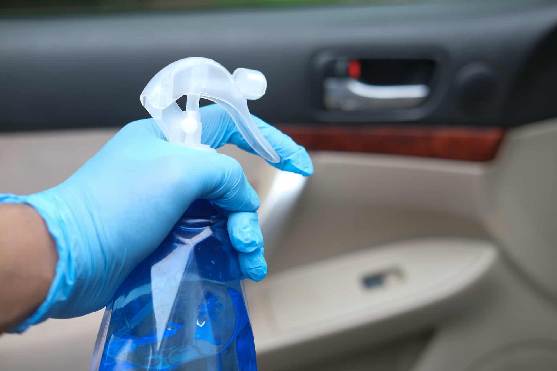 Domowe sposoby na czyszczenie plam w samochodzie