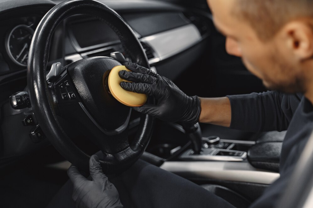 Auto detailing wnętrza – jak przywrócić świeżość i komfort w kabinie?